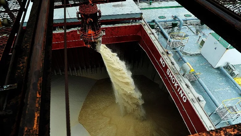 Port terminal with cargo vessels